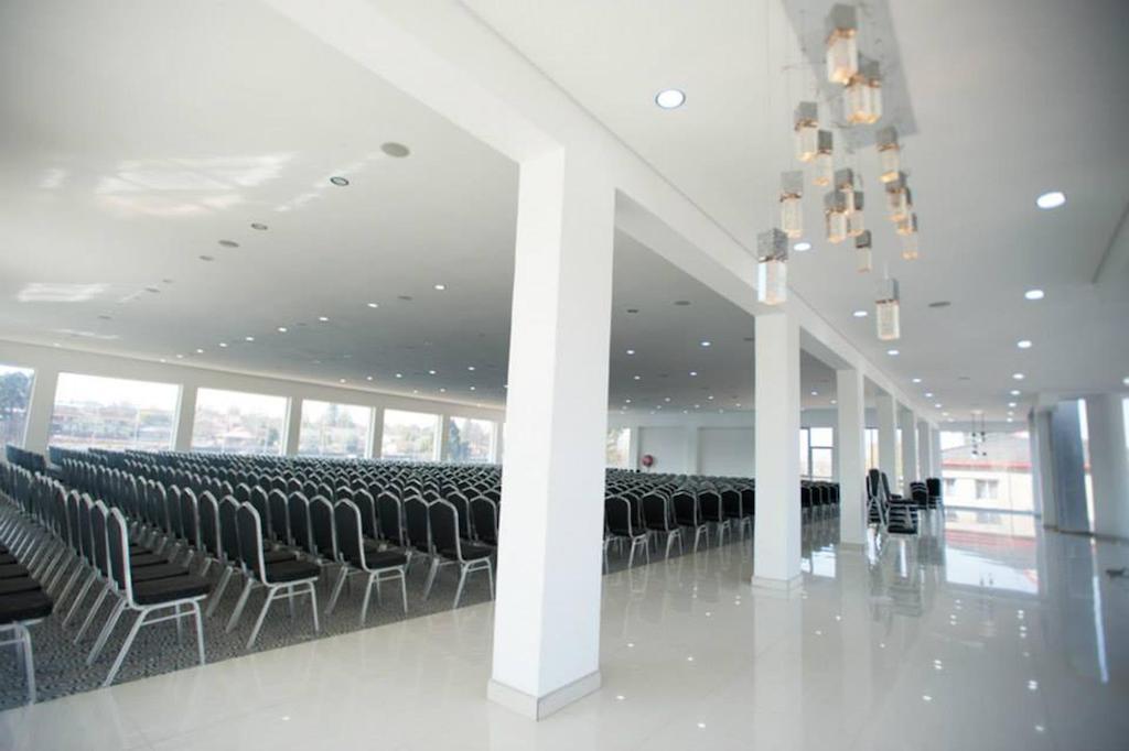 The Lakes Hotel & Conference Centre Benoni Bagian luar foto